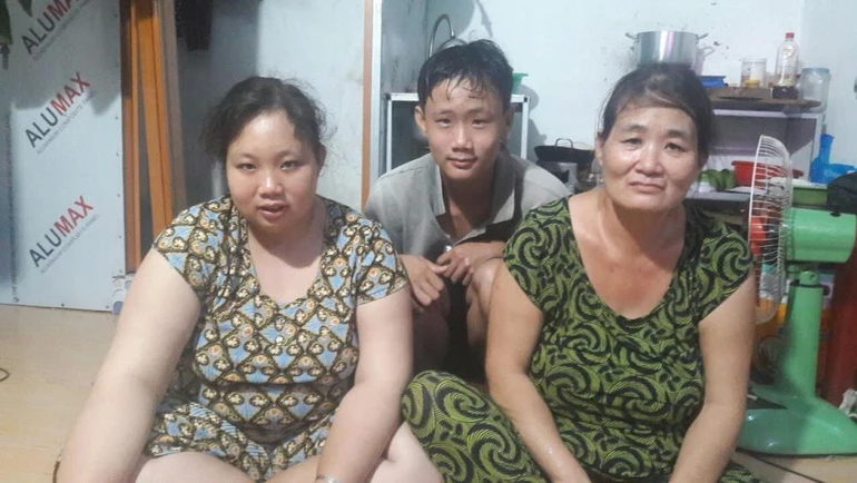 Mẹ nghèo nuôi con thiểu năng